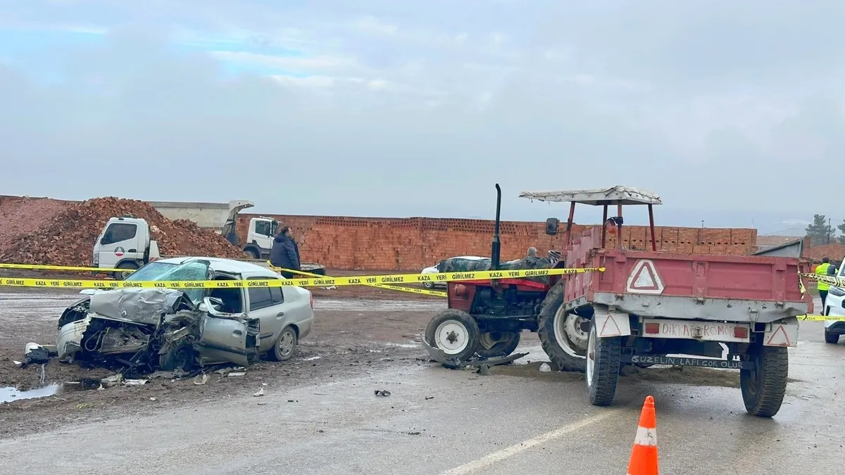 Traktör ile otomobil çarpıştı: 1 ölü, 2 yaralı Traktör ile otomobil çarpıştı: 1 ölü, 2 yaralı
