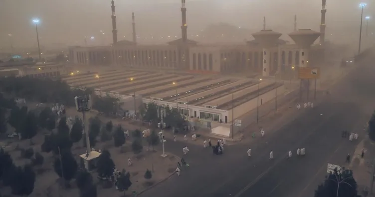 Arafat’ta fırtına ve yağmur