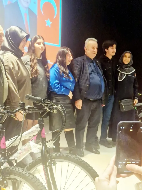 15-temmuz-sehidinin-babasi-turan-satir-52-ogrenciye-bisiklet-hediye-etti-1737128958211.jpg
