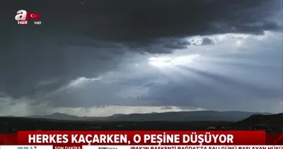 Herkes kaçarken o peşine düşüyor