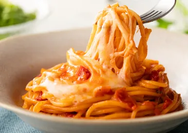 Klasik makarnayı tahtından eden tarif! Peynirli domatesli makarna