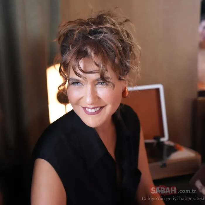 Şevval Sam’dan sürpriz imaj değişikliği! 20 yıl sonra kısa saçlı haline döndü! Sosyal medya ikiye bölündü!