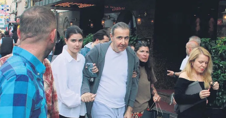 Kızı ve eşiyle Bebek’te turladı