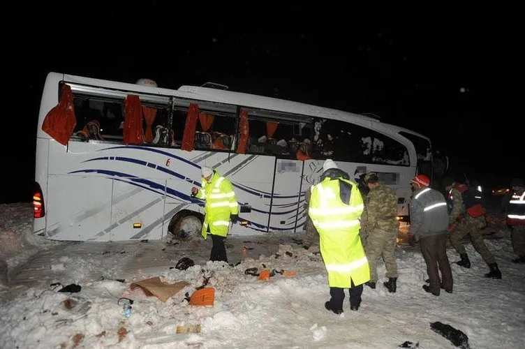 Sivas’ta yolcu otobüsü devrildi