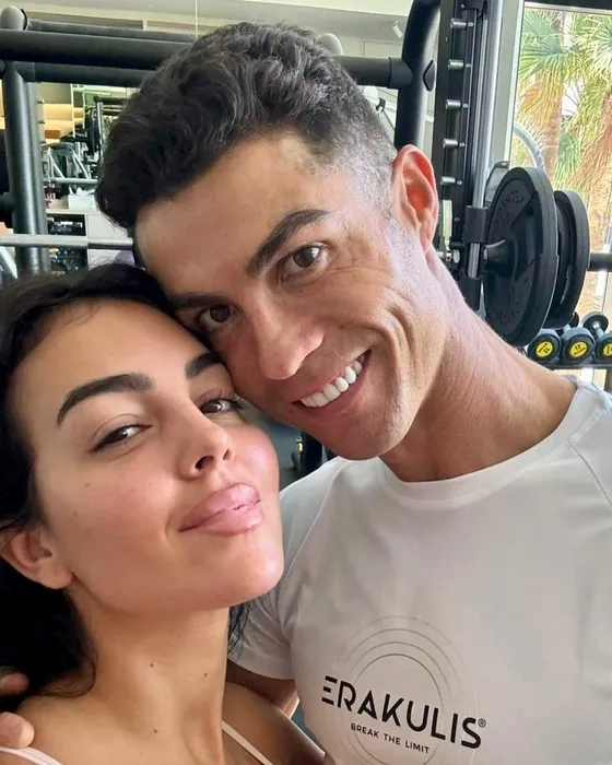 Cristiano Ronaldo’dan evlilik açıklaması! 2 çocuğunun annesi ile evleneceği tarihi verdi...