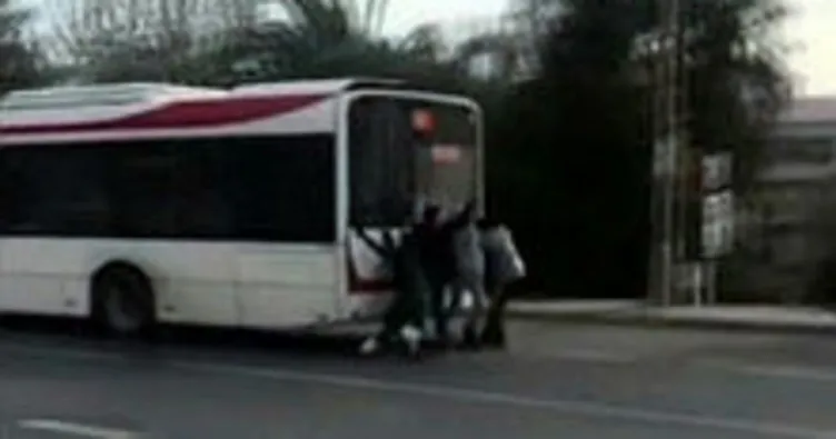 İzmir’de patenle tehlikeli yolculuk