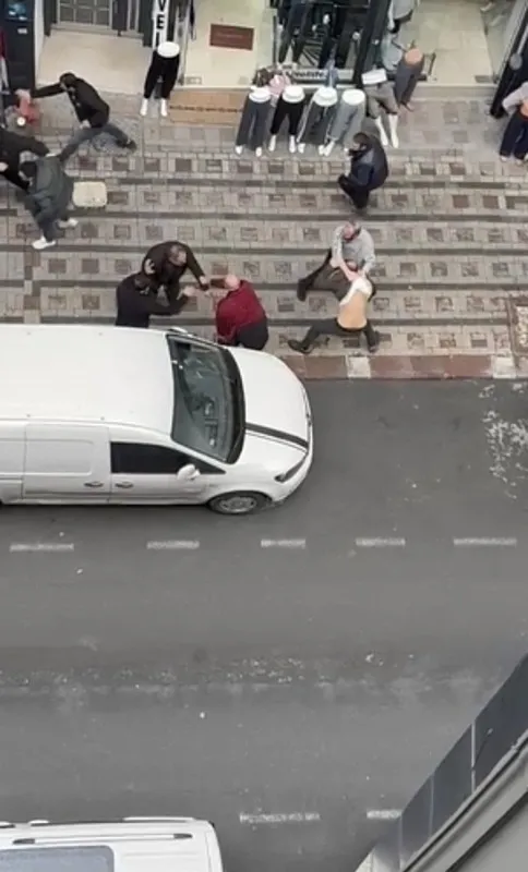 park-yeri-tartismasinda-kan-akti-1-olu-1-yarali-1765218290395.jpg (484×800)