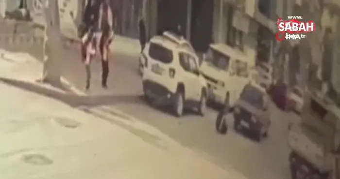 Yolun karşısına geçmeye çalışan çocuk otomobile çarptı! Kaza anı kamerada | Video