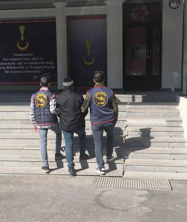 savcilik-koordinesinde-dev-operasyon-50-yillik-firari-jasattan-kacamadi-1760792206655.jpg