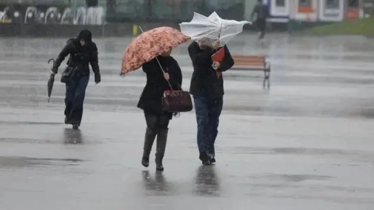 İstanbul’da Pazartesi günü okullar tatil olur mu? Meteoroloji’den şiddetli fırtına uyarısı geldi! İşte MGM son dakika hava durumu raporu...