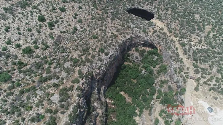 Mersin’deki Cennet-Cehennem obrukları yerli ve yabancı turistlerin akınına uğruyor