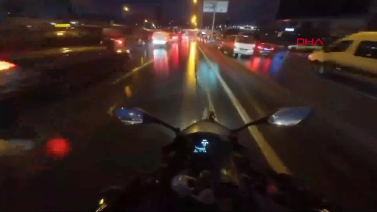 Beylikdüzü’nde motosikletin kamyonetin altına girdiği anlar kask kamerasında! videosunu izle Beylikdüzü’nde motosikletin kamyonetin altına girdiği anlar kask kamerasında! videosunu izle