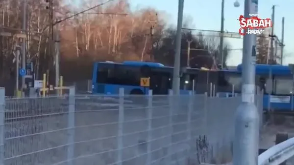 İsveç’te tren otobüsü biçti | Video