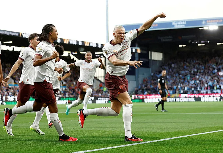 premier-ligde-manchester-city-sezona-3-0lik-burnley-galibiyetiyle-basladi-1691793352327.jpg