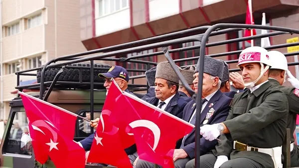 gazilerin-gururlu-yuruyusu-yasli-kadinin-gozyaslari-1793286928349.jpg