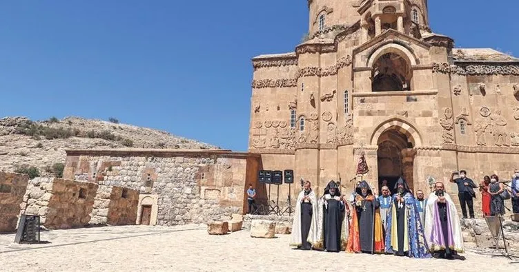 Akdamar 9. ayine ev sahipliği yaptı