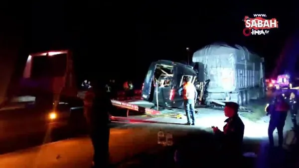 Amasya’da ünlü tiyatro oyuncularını taşıyan minibüs tıra çarptı: 3 ölü, 8 yaralı | Video