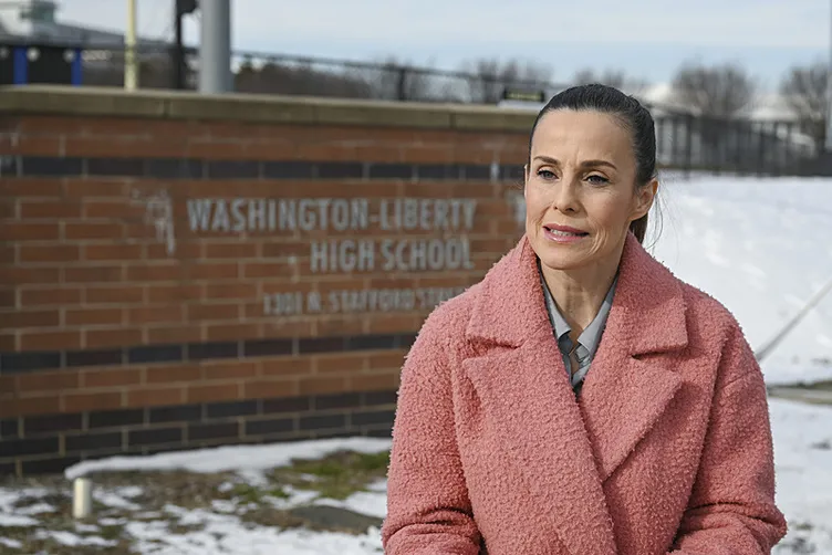 Doktorlar dizisinin Jülide’si 7 yaşındaki kızıyla şoku yaşadı: ABD’de trans adam soyunma odasını bastı!