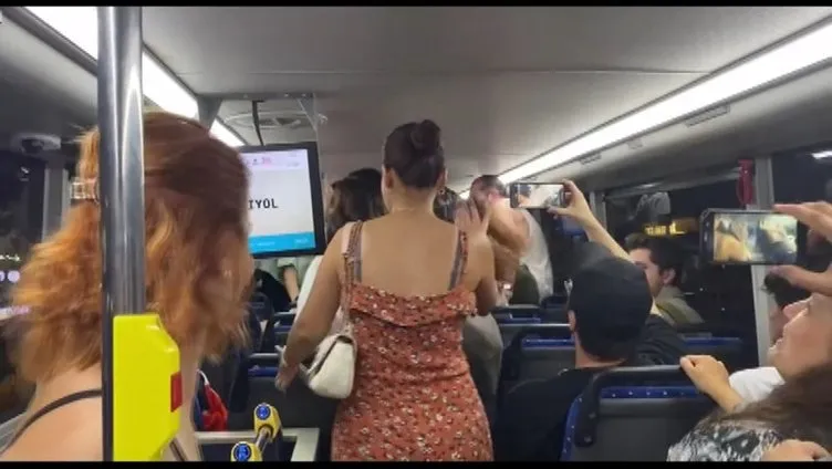 İETT otobüsünde direk dansı: Yolcular hayretler içerisinde izledi!
