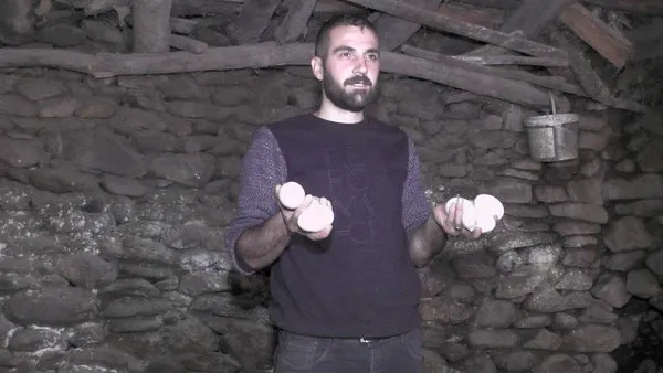 Evini satarak kaz çiftliği kurdu