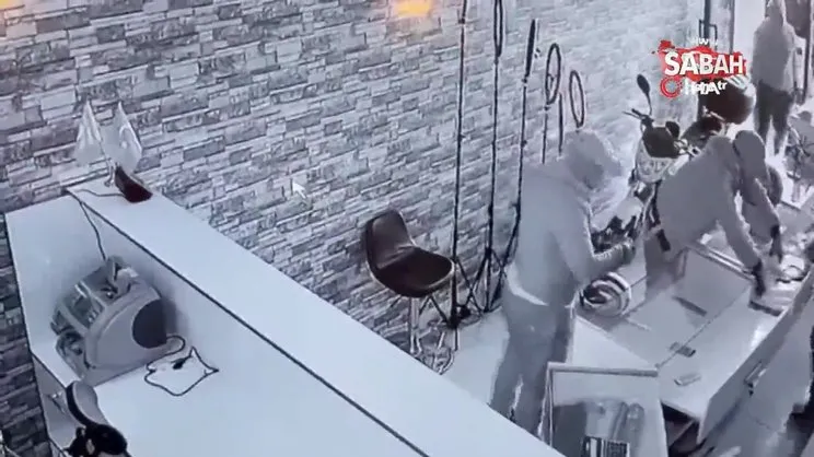 Kar maskeli hırsızlar 700 bin TL’lik soygun yaptı... O anlar kamerada | Video