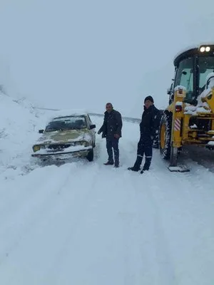 Yoğun kar yağışıyla birlikte kapanan köy yollarına anında müdahale edildi