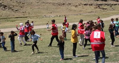 Kızılay Gönüllüleri köy köy dolaşıp çocukları mutlu ediyor