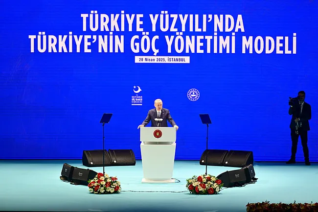 son-dakika-baskan-erdogandan-batiya-gocmen-tepkisi-insani-trajedileri-reklam-malzemesi-olarak-kullaniyorlar-1745832757917.jpeg Son dakika: Başkan Erdoğan'dan Batı'ya göçmen tepkisi: İnsani trajedileri reklam malzemesi olarak kullanıyorlar