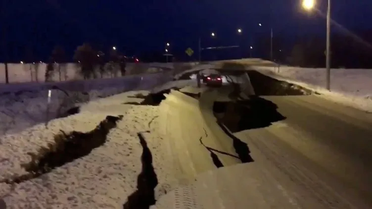ABD'de deprem, yollar çöktü