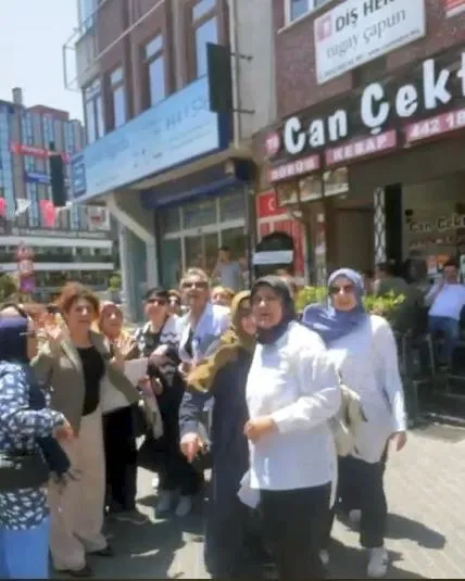 kadin-memuru-usulsuzluk-yapmaya-zorlayan-chpli-meclis-uyesi-siyah-celenkle-protesto-edildi-1750519694872.jpg