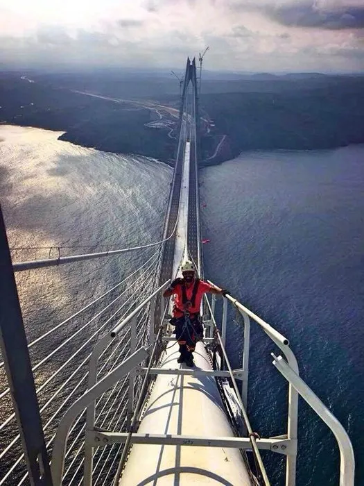 Yavuz Sultan Selim Köprüsü’nün ışıklarını dağcılar takıyor