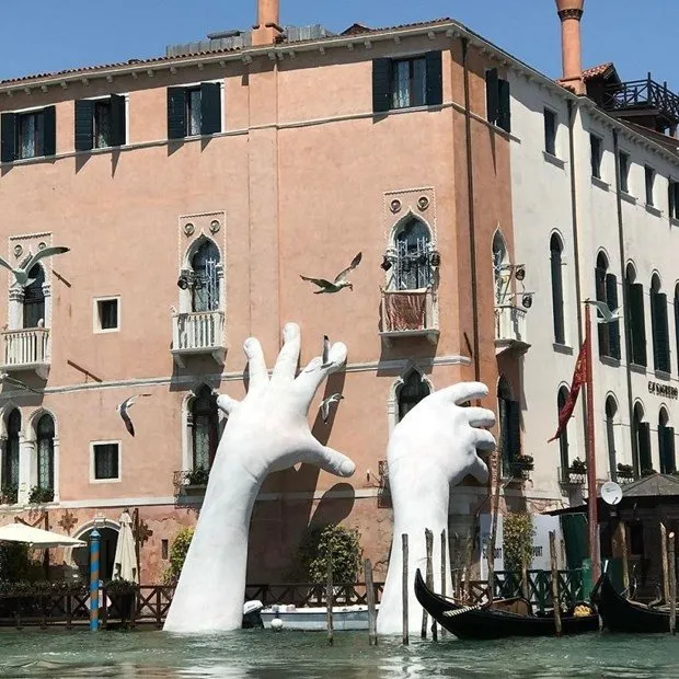 Venedik Bienali’ndeki küresel ısınmaya dikkat çeken el heykeli