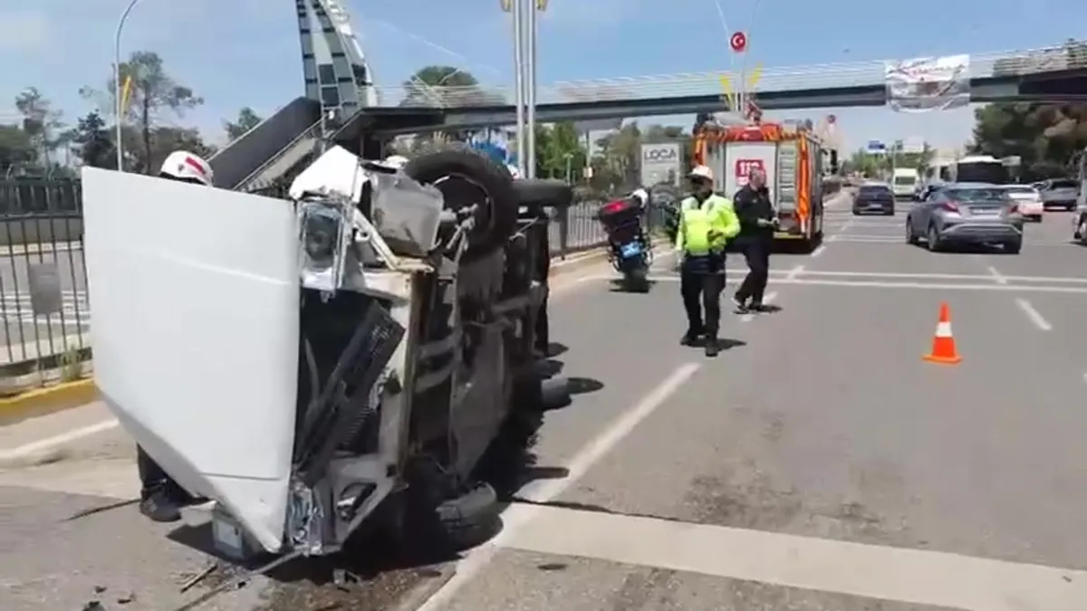 Haliliye’de otomobil yan yattı videosunu izle