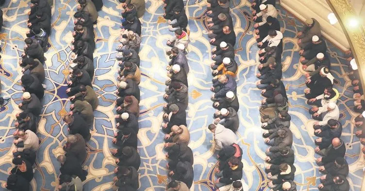 90 bin camide şehitler için dua