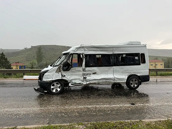 kontrolden-cikan-tir-minibusle-carpisti-11-kisi-yaralandi-1779293120876.jpeg