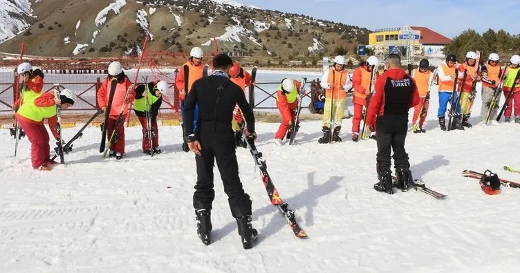 İlk kayak derslerini Ergan’da alıyorlar