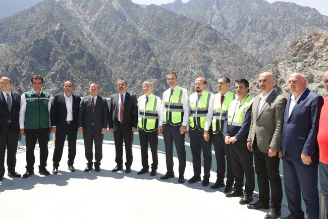 bakan-bayraktar-acikladi-yusufeli-barajinda-son-4-metre-25-milyon-haneye-elektrik-saglayacak-1691149550881.jpg