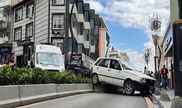 Karabük'te kaza! Otomobil önce yayaya ardından refüje çarptı #karabuk