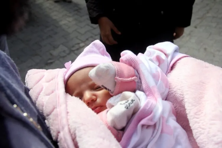 40 günlük bebeği kapı önüne bıraktı, �Babasına ders vermek 40 günlük bebeği kapı önüne bıraktı, �Babasına ders vermek