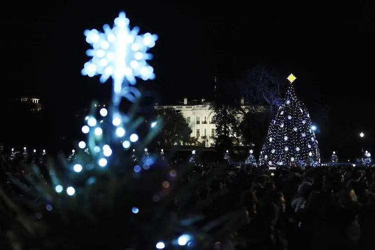 Başkan yılbaşı ağacını ışıklandırdı