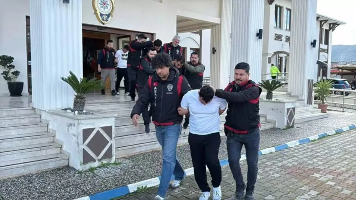 Fethiye’de villalara uyuşturucu baskını! 42 yıllık firari suç makinesi yakalandı Fethiye’de villalara uyuşturucu baskını! 42 yıllık firari suç makinesi yakalandı