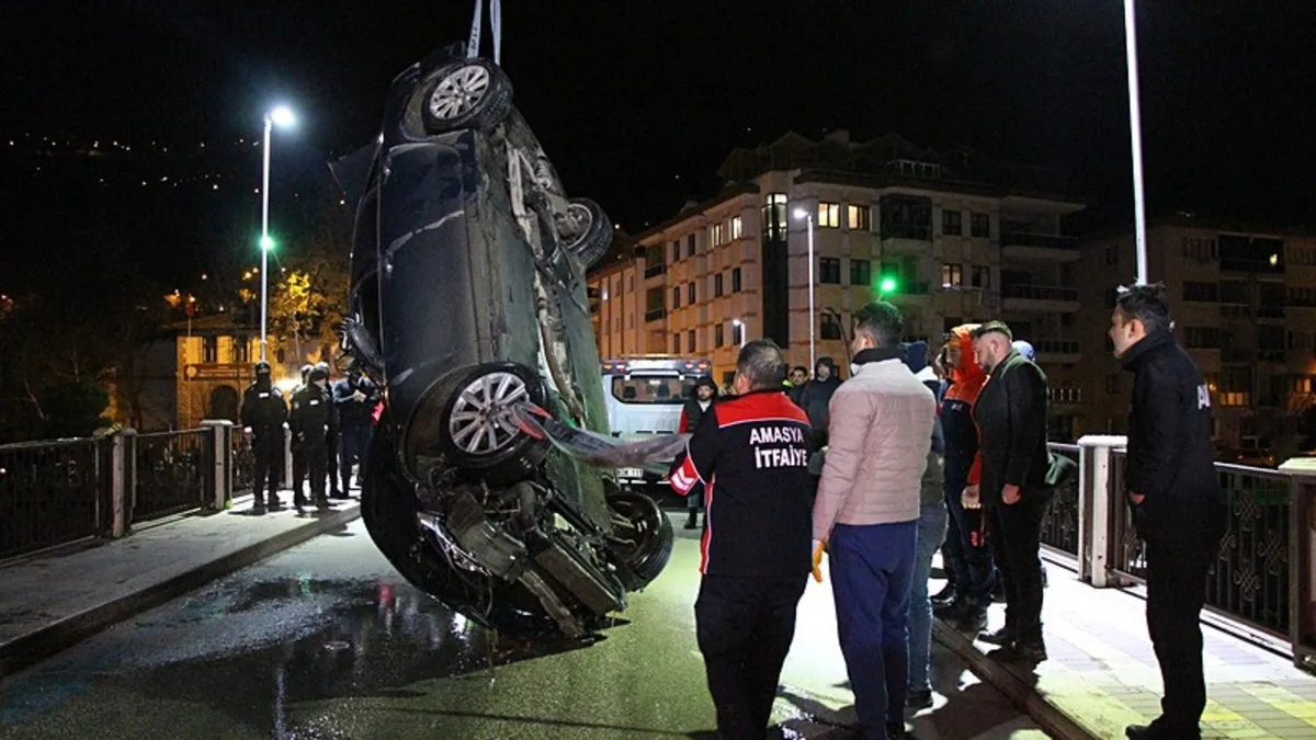 Amasya’da otomobil Yeşilırmak Nehri’ne uçtu: 1 ölü, 1 yaralı Amasya’da otomobil Yeşilırmak Nehri’ne uçtu: 1 ölü, 1 yaralı