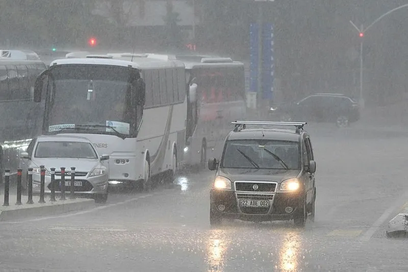 Meteoroloji’den 15 il için sarı kodlu uyarı! Önümüzdeki 4 güne dikkat: Sağanak, gök gürültülü sağanak…