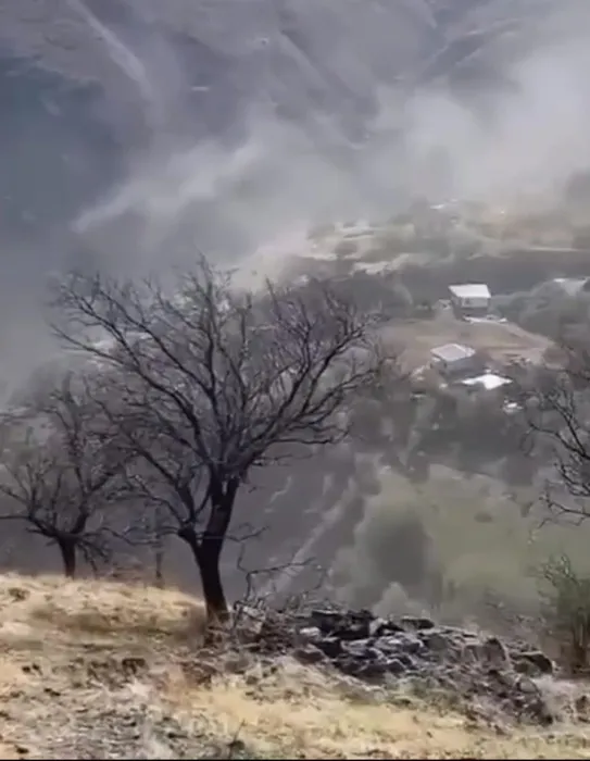 Dağ yerinden oynadı: Deprem anı kamerada