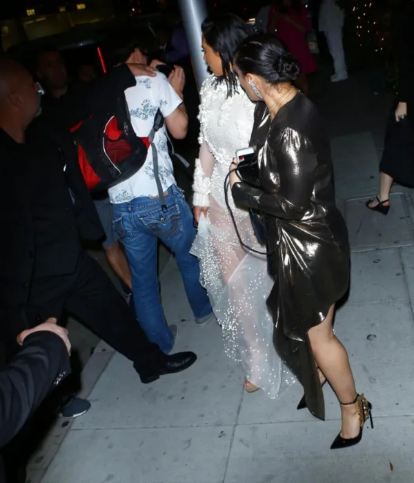 Kim Kardashian katıldığı davette hayranının tacizine uğradı