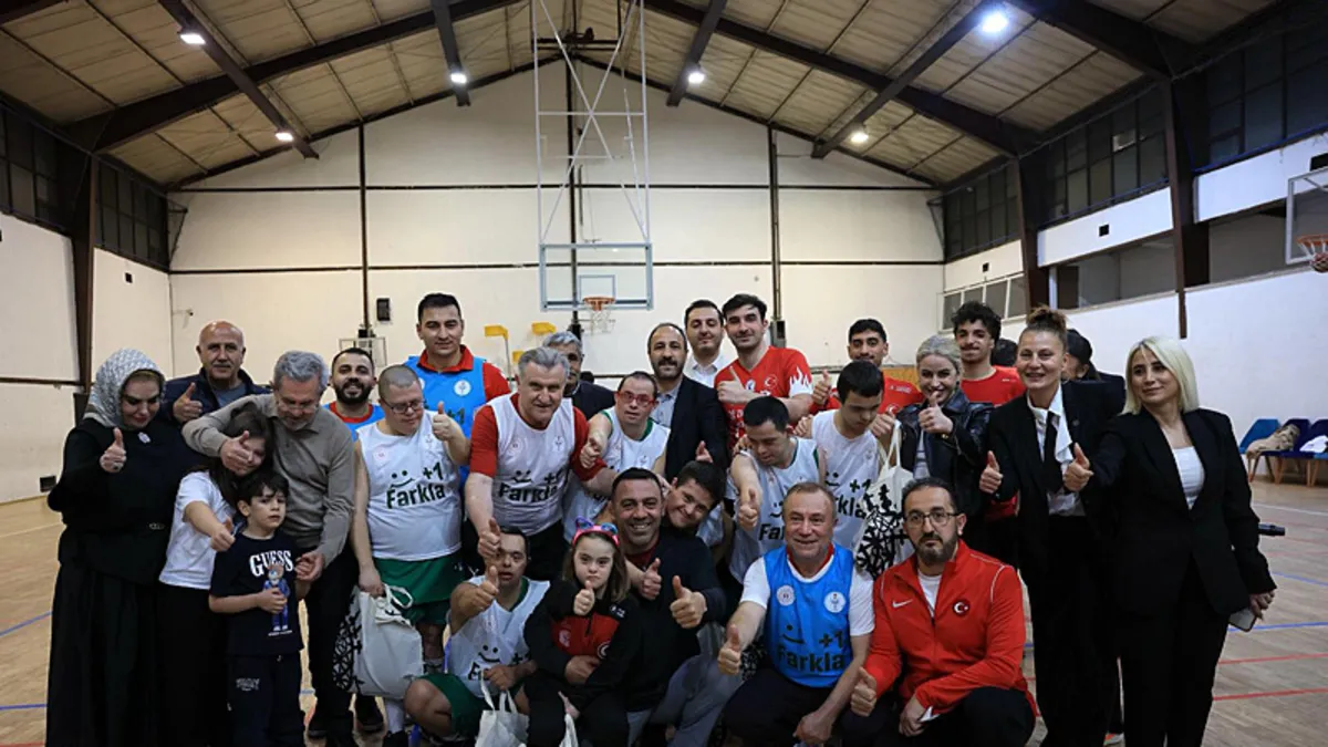 Bakan Bak, down sendromlu sporcularla maç yaptı! Bakan Bak, down sendromlu sporcularla maç yaptı!