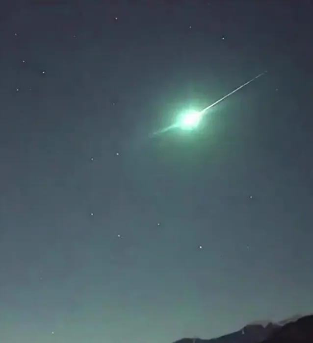 SON DAKİKA | İstanbul semalarındaki gizemli yeşil ışığın sırrı çözüldü! Türkiye Uzay Ajansı’ndan meteor açıklaması!