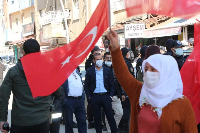 Evlat nöbetindeki aileler ile HDP'liler arasında gerginlik çıktı!