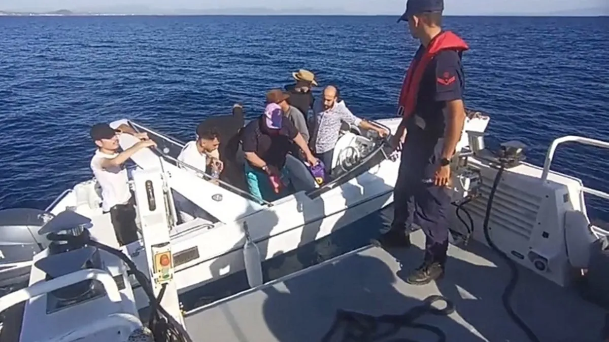 Ayvalık açıklarında 20 düzensiz göçmen kurtarıldı Ayvalık açıklarında 20 düzensiz göçmen kurtarıldı
