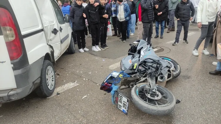 Bursa’da motosikletle ticari araç çarpıştı: İki genç ağır yaralandı!